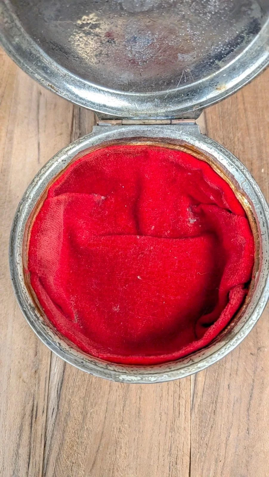 Oude ronde zilveren metalen doos - Rode fluwelen binnenkant – photo 5